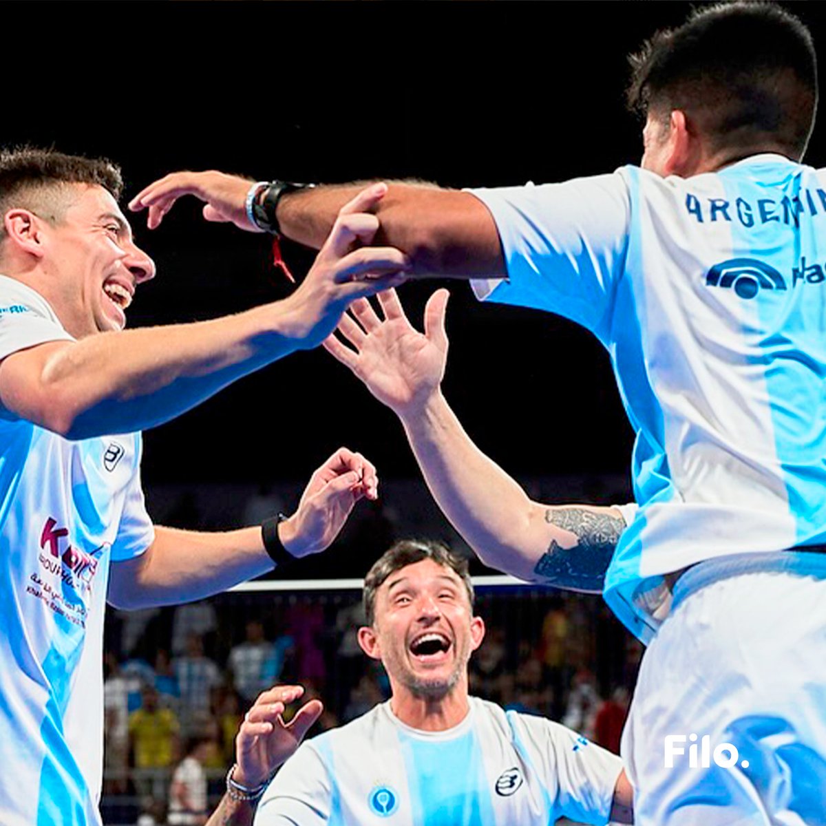 🇦🇷 ¡#Argentina se consagró campeón en el Mundial de Padel!

🎾 En la final disputada en #Qatar, el conjunto albiceleste se impuso 2-1 contra España y se convirtió en bicampeona del mundo.

💪 De esta forma el seleccionado logró su 12° título en su 17° final consecutiva.
