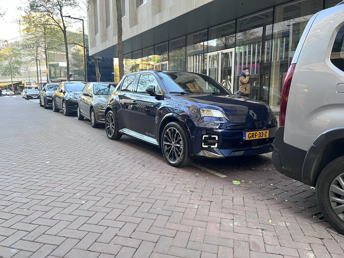 ⚡️Heb jij de nieuwe <a href="/Renault_NL/">Renault Nederland</a> 5 al in het openbaar gezien?

#evrijders #renault #renault5 #r5