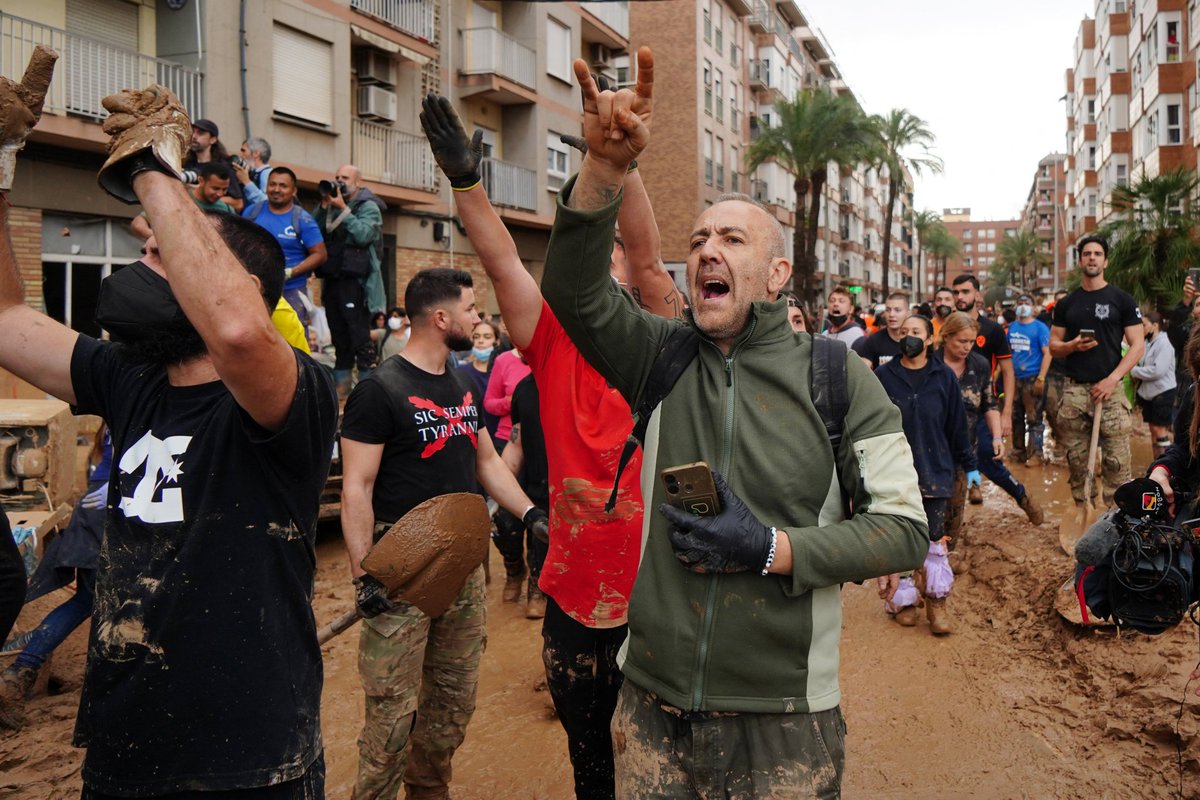 Ante la pérdida del relato político por parte de la derecha local, hoy ha habido un intento con influencers, agitadores de ultraderecha y neonazis, venidos de Madrid de culpar al Presidente del Gobierno de esta catástrofe. A eso vinieron a Paiporta.Muy medida.
