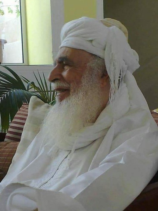 🔴 لبس العمامة سنة نبوية وعادة عمانية، فرسول الله كان يلبس العمامة، وكان رسول الله يتحنك بالعمامة أي يلفها على حنك..

وهذا اللي عليه أهل عمان اليوم ✨️🇴🇲