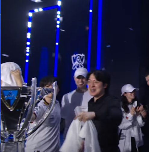 UndeadKiller112's tweet photo. @gumayusing @T1LoL Gotta be Keria and kkOma dragging Rekkles to lift the cup after seeing him stand on the side. Enough to make a grown man cry😭 https://t.co/dqZh2jbSTi