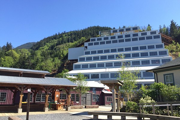 Britannia Beach, British Columbia was a quiet mining community in the early 20th-century. 
And in the space of only six years between 1915 and 1921, it suffered two of the worst natural disasters in Canadian history.
Let's learn more.

🧵1/11