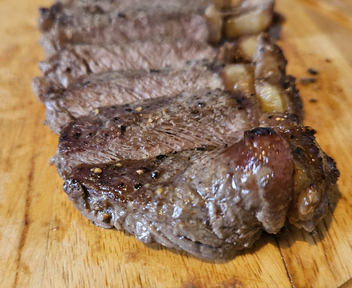 AwTroon's tweet photo. The steak was verging on a little too well done for me, but it was still pink, just. Beautifully tender for sirloin. Steak Diane, mash and peas. Pear, honey, and stem ginger crumble with custard. #ScotGrannyKitchens #Foodies #PearCrumble #SteakDiane https://t.co/j7WnfbDSMC