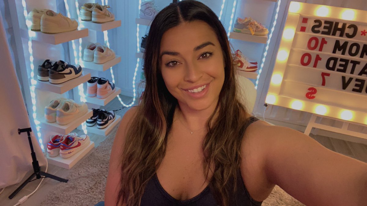 thequeenbeexoxo's tweet photo. COMMUNITY GAMES WITH ME!! Live now! #followergames #kick #pickkick https://t.co/SM9LVwhiMu