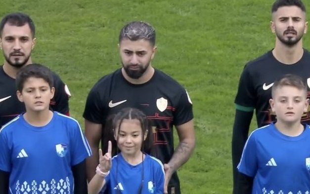 Erzurumspor - Amedspor maçında, seremonide bir çocuk Bozkurt işareti yaptı.