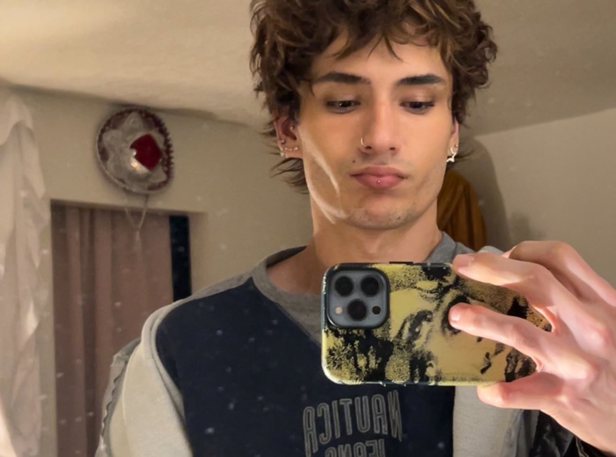 strvberyy's tweet photo. another mirror pic 💔💔💔 https://t.co/vpJ6WWel7E