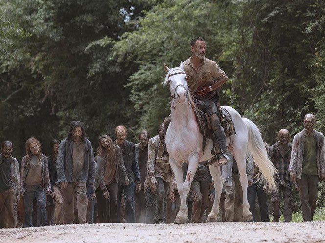 emmasanchhis's tweet photo. Demasiadas similitudes... 

Izquierda: Paiporta durante la visita de los reyes tras la #DANA

Derecha: escena de 'The Walking Dead' https://t.co/qNraJlRUSa