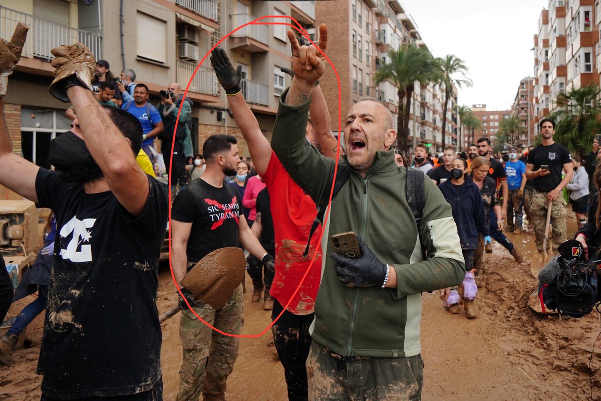 EoghanGilmartin's tweet image. Fascist salutes and known neonazi activists in the frontline of the protests against the visit of the King, Sanchez and Mazón in Paiporta. 

The far-right are there on the ground in Valencia looking to channel people&apos;s justified anger at state failure for their own ends.