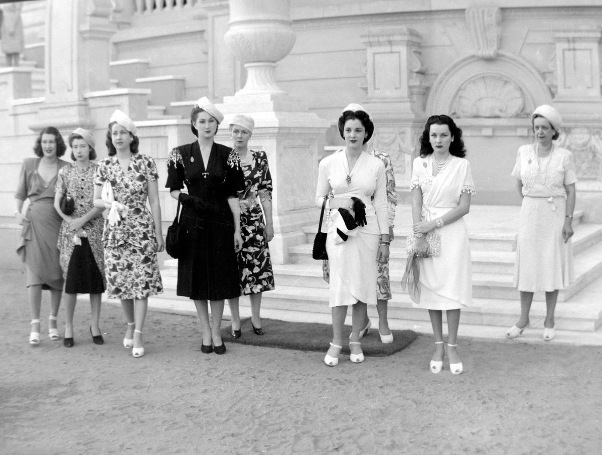 Mısır hanedan kadınları İstanbul aristokrasisini çok etkilemiş. Modası, hayat tarzı, zevkleriyle. 

Ortadaki siyah giyimli Neslişah Sultan. Osmanlı sarayında doğum defterine kaydedilen son Osmanlı prensesi.