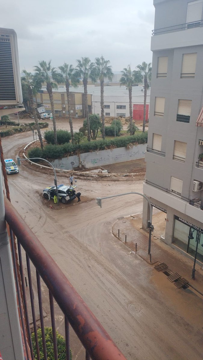 VOSTcvalenciana's tweet image. ⚠️ El peligro que tienen los BULOS

❌ NO se ha desbordado ningún barranco en Valencia (ni de Aldaia, ni Paiporta, ni Alfafar...)

📸 Situación ACTUAL del barranco de Aldaia. Completa normalidad

⛔ NO compartas BULOS

⛔ NO generes alarma social