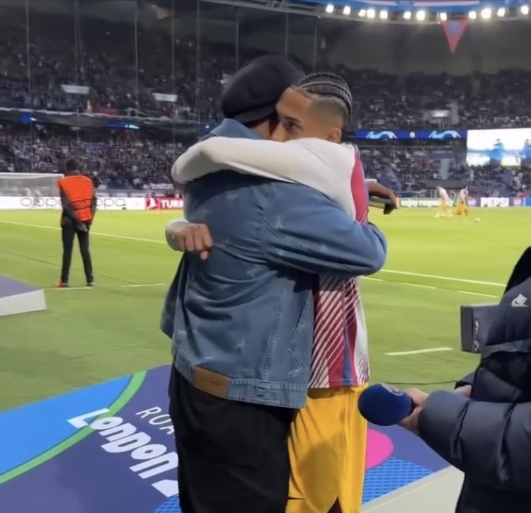 GxlDePaulinho's tweet photo. Todo cambió el día que Ronaldinho abrazó a Raphinha en el Parque de los Príncipes https://t.co/lsuGyO05uO