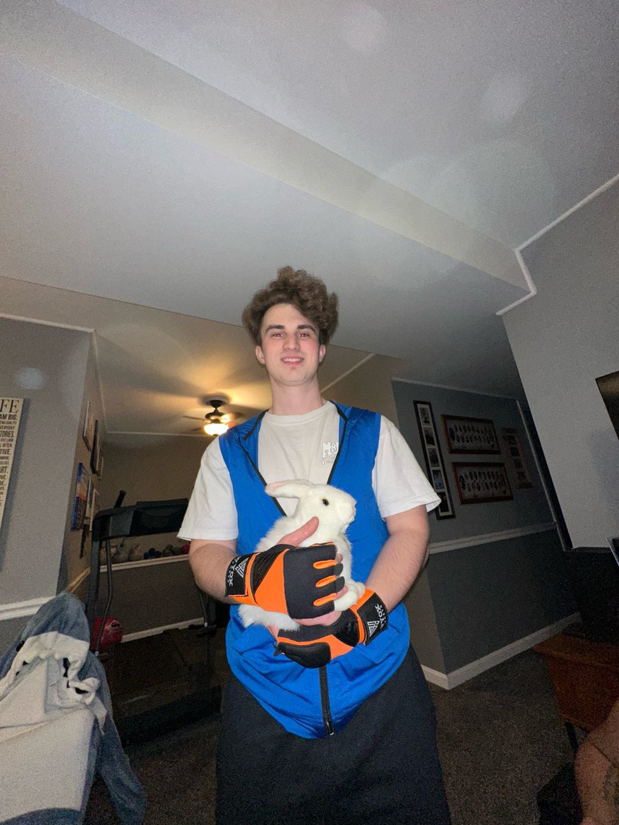 its_leinad's tweet photo. We got Luke at home @AleksLeVO https://t.co/ophvsbsERw