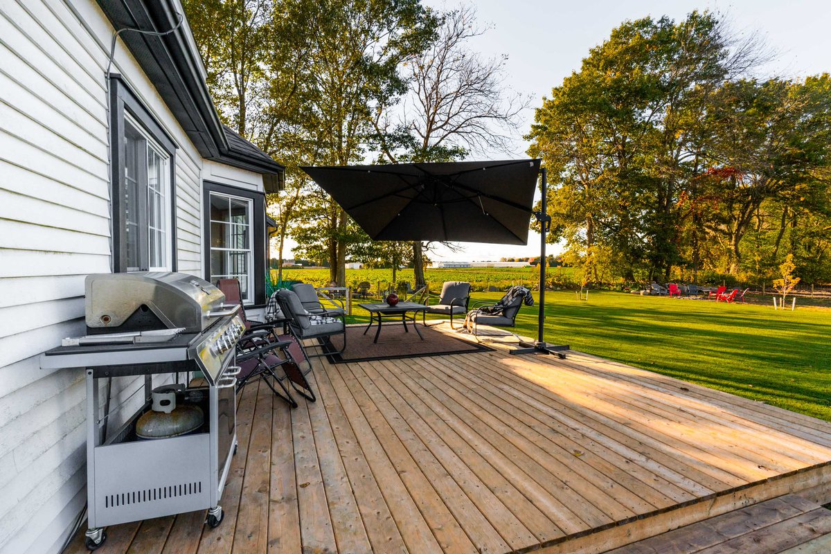 Name_That_Sells's tweet photo. 801 Windham Rd 9, La Salette surrounded by farmers fields 3,100 sq ft 1.5 storey family home on 150’x200’ lot 5 beds, 3.5 baths, mn floor separate in-law suite, new 40’x30’ storage shelter on cement pad $949,000! ☎️ George Lou Karmiris “The Name That Sells” 519 758-6910 cell https://t.co/gobbAhwCB2