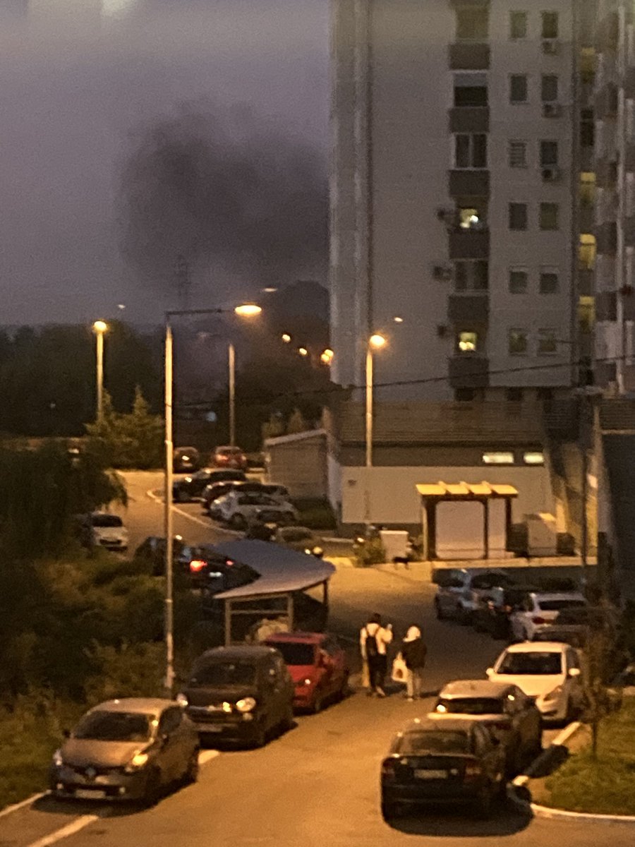 BGBWWWW's tweet photo. Gusimo se u dimu. Spaljivanje otpada u nelegalnom naselju Mali Leskovac na Karaburmi @prijavi_problem @MinistarstvoZZS @sns_srbija https://t.co/WpsW5RSCWY