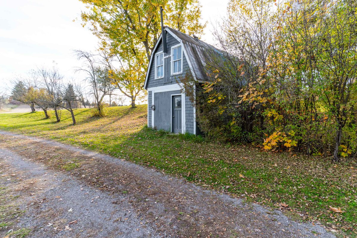 Name_That_Sells's tweet photo. #NewCountryListing at 319 Cockshutt Rd just on outskirts of Brantford on 5+acres with detached 2 car garage, barn & your own creek running thru your property. This 3 bedroom home as charm & character featuring lots of natural wood trim, French doors, hardwood floors, open concept eat-in kitchen to main floor family room, sunroom off of living room could be ideal den/office, escape the hustle & bustle and enjoy country living yet minutes to city’s conveniences. Immediate possession available asking $899,000! ☎️ George Lou Karmiris “The Name That Sells” Brantford’s #1 Realtor for 18 Years to show you thru before it’s too late! 519 758-6910 cell