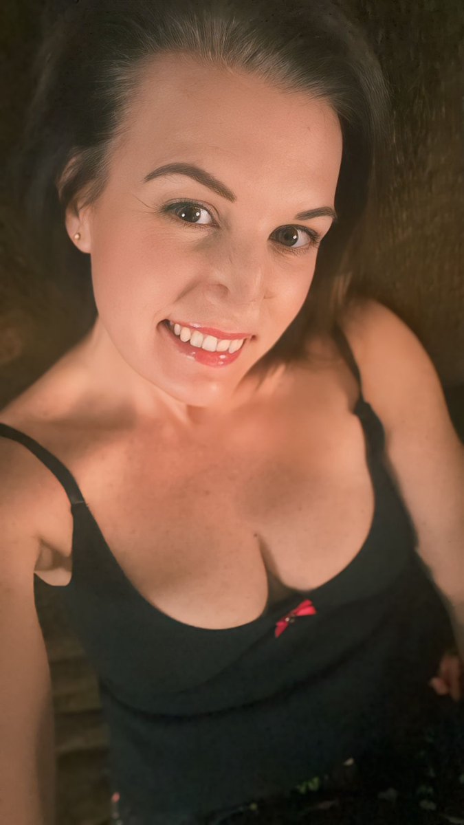 Smiles are prettier than frowns, giving is warmer than receiving, and loving is more beautiful than hating. Smile this Sunday ❤️ https://t.co/F4GXCffD31