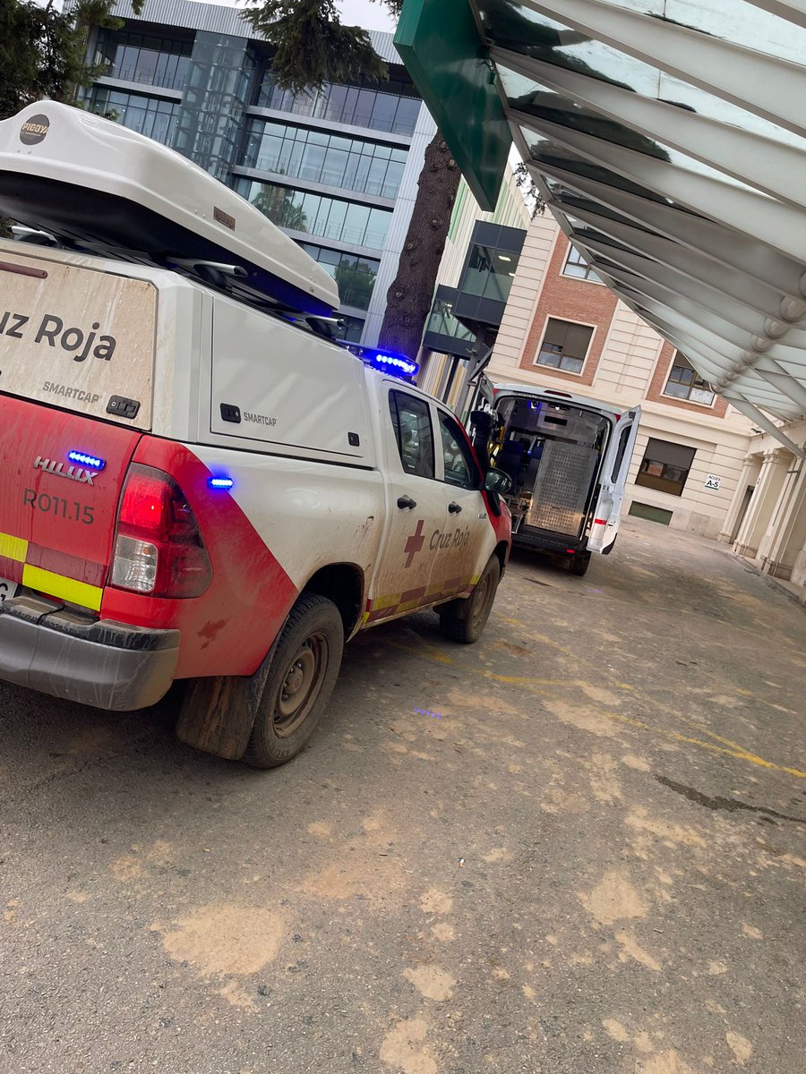 CruzRojaEX's tweet photo. Los voluntarios extremeños de @CRE_Emergencias ya están incorporados al dispositivo frente a los efectos de la #DANA en Valencia y se encuentran desde primera hora colaborando en las tareas de recuperación y asistencia. #Unidad #Voluntariado https://t.co/pCTN3Ss2vU