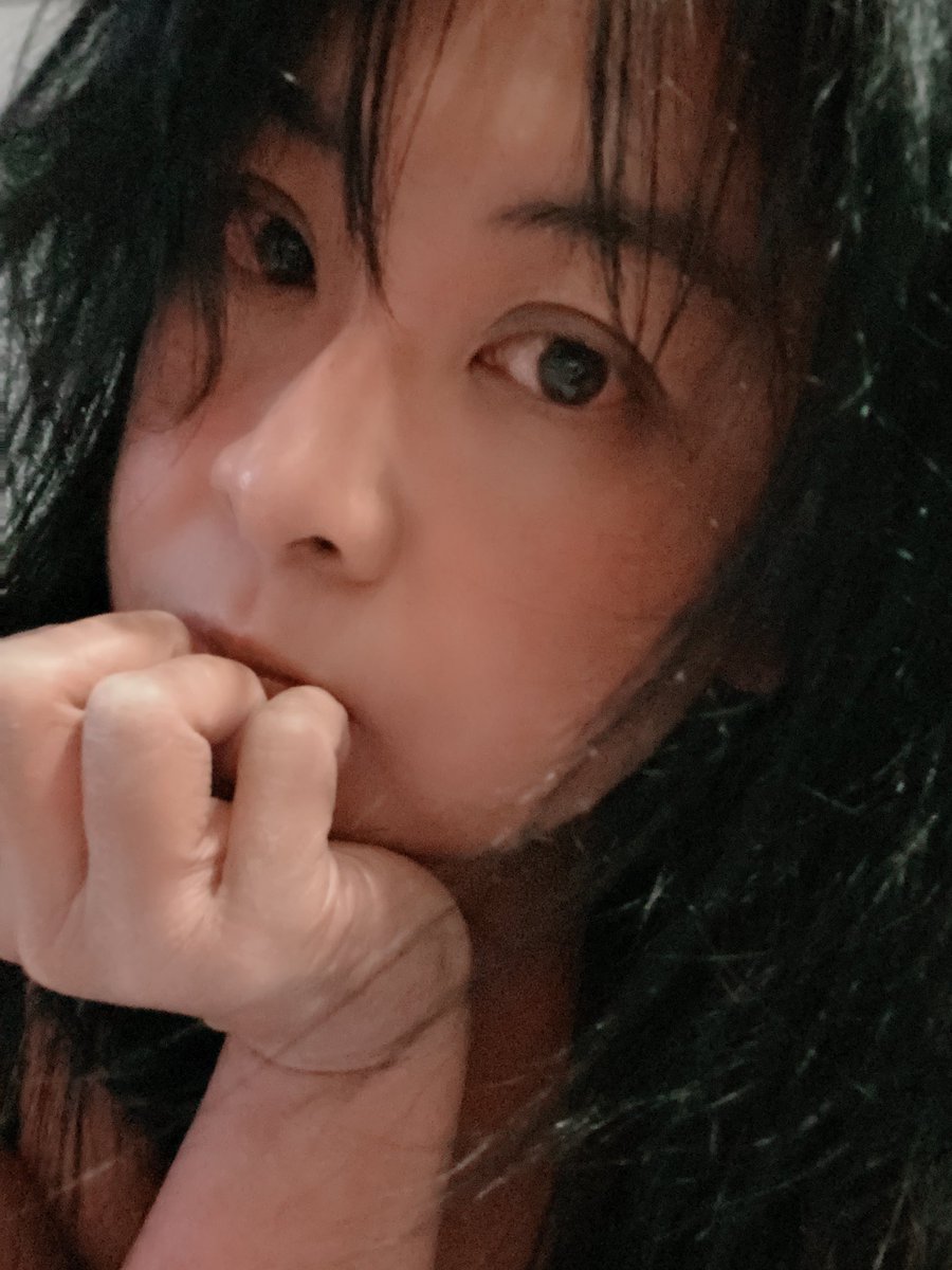 好難過，需要溫暖的懷抱可以讓我暫時逃離這個世界