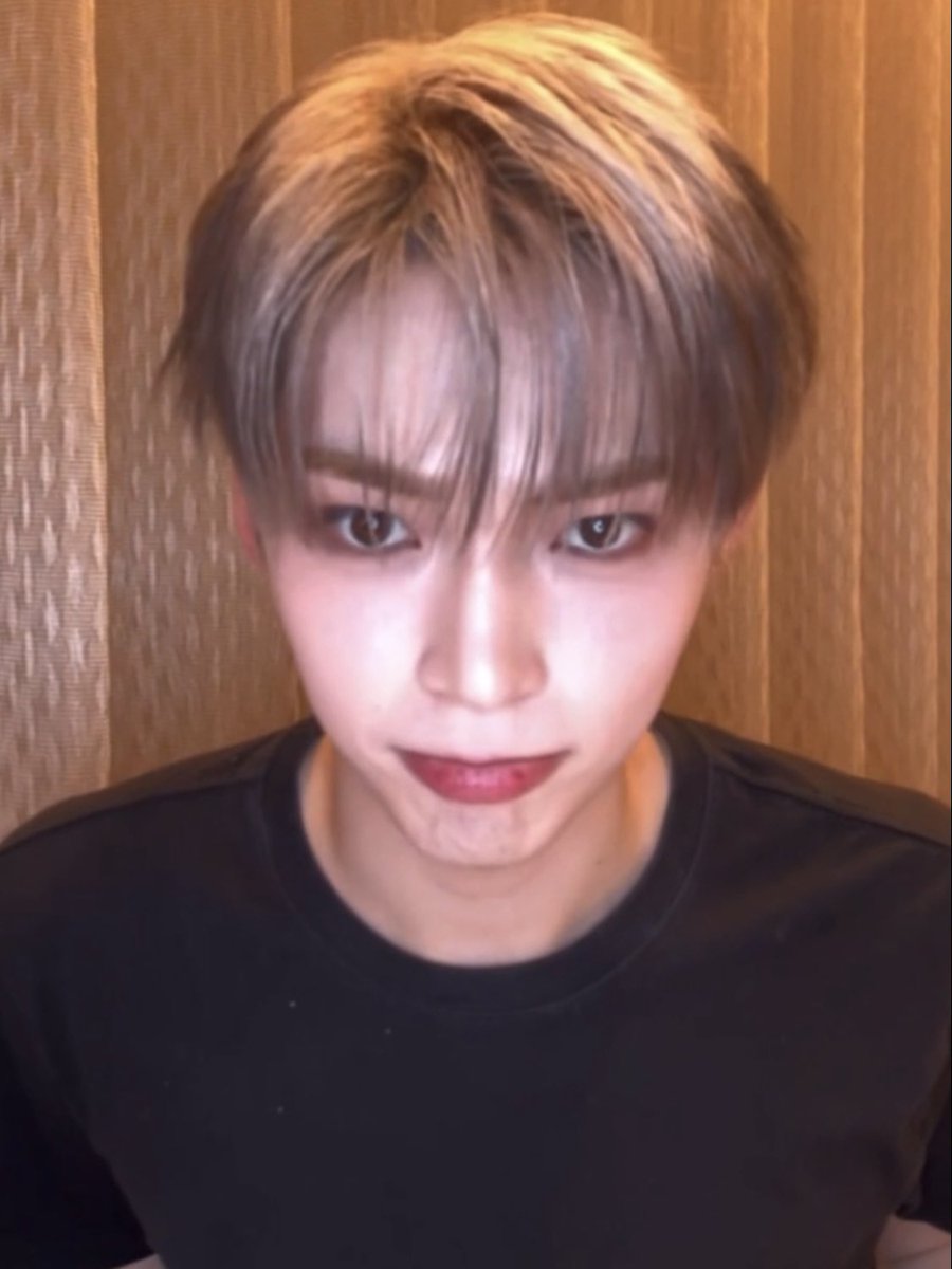 저화질의 성한빈 tweet media