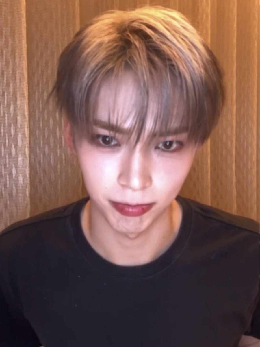 저화질의 성한빈 tweet media