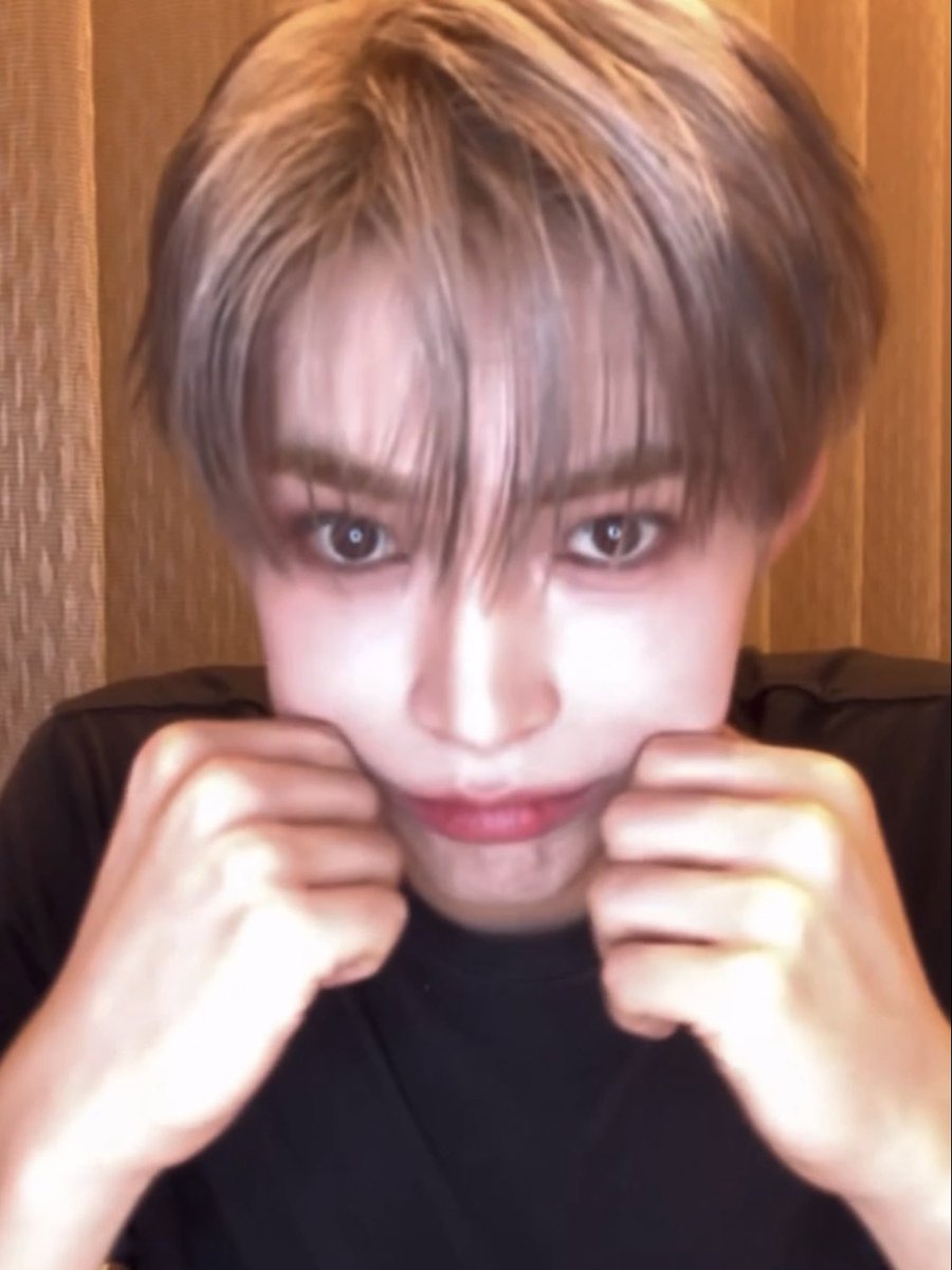 저화질의 성한빈 tweet media