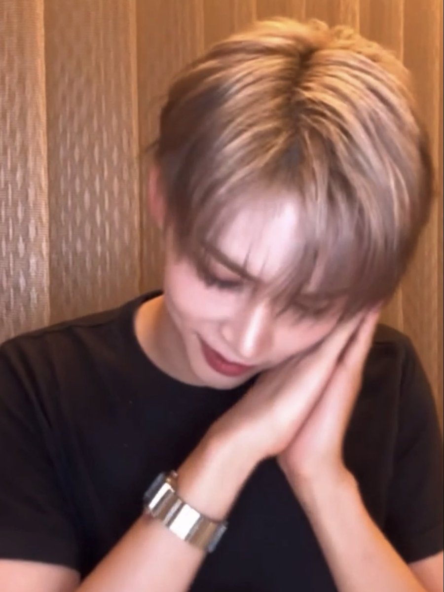 저화질의 성한빈 tweet media