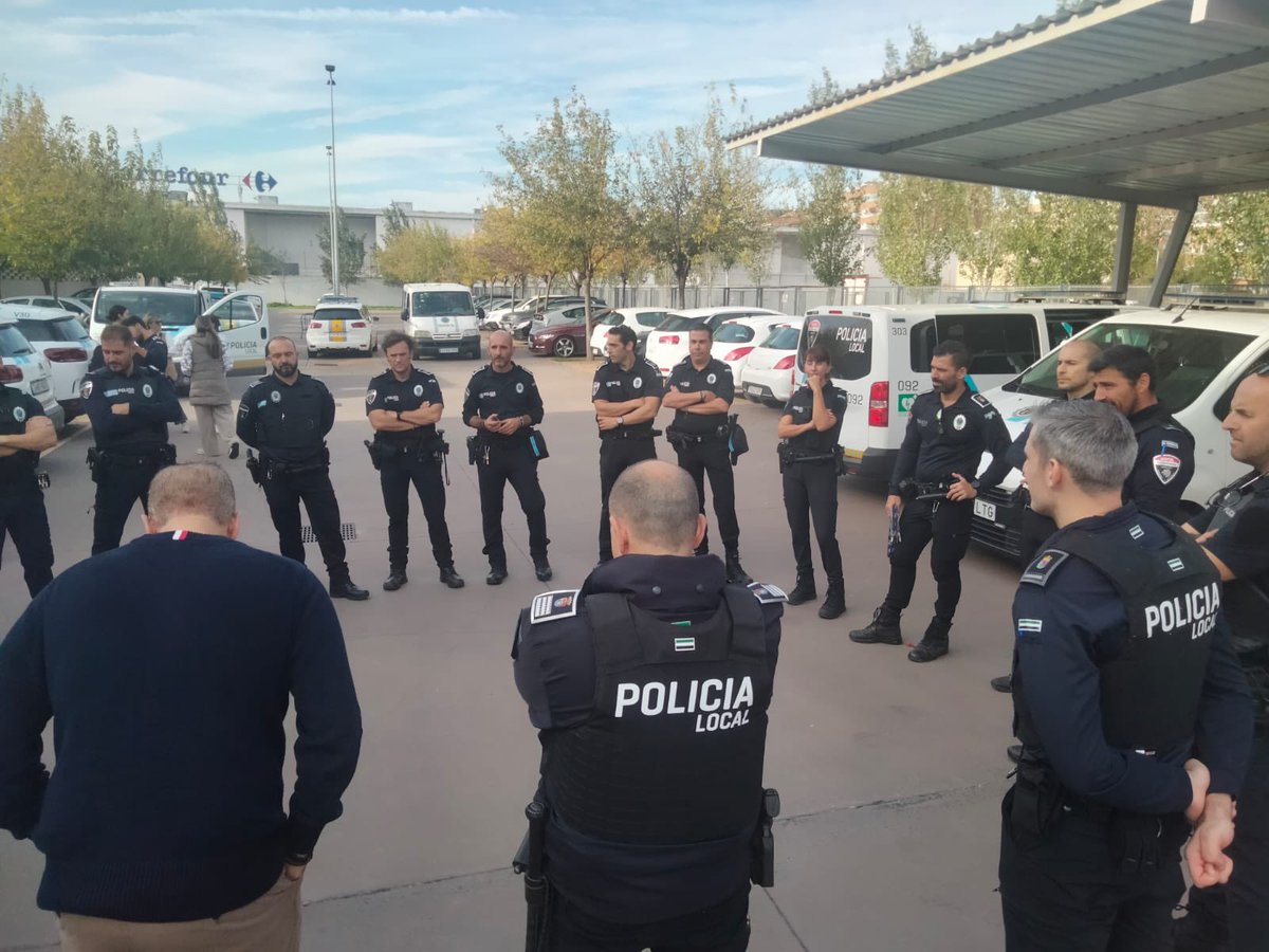 policiabadajoz's tweet photo. En marcha un contingente de 15 Policías Locales de Badajoz, rumbo a Valencia, para colaborar en la reducción de los efectos provocados por la DANA. Mucha suerte y mucho ánimo compañeros. Orgullosos de vosotros 💪💪💪 https://t.co/esGufBWRBj