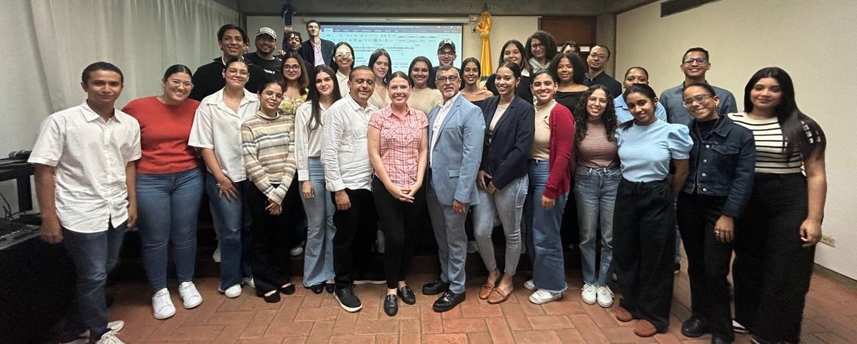 Este 2 de noviembre desarrollamos nuestro tradicional taller de redacción de contratos, contando como facilitador con el Lic. Amado Martínez, bajo la coordinación de los profesores Juan Reyes E. y Gisell López B.