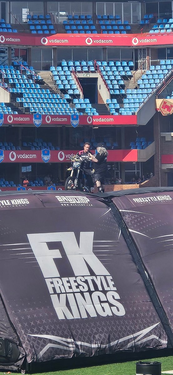 Tall_Lady_4's tweet photo. How lucky can a girl be? This is an amazing show! If you're in CT, get your tickets for next weekend #freestylekings https://t.co/pKi9QXgy6L