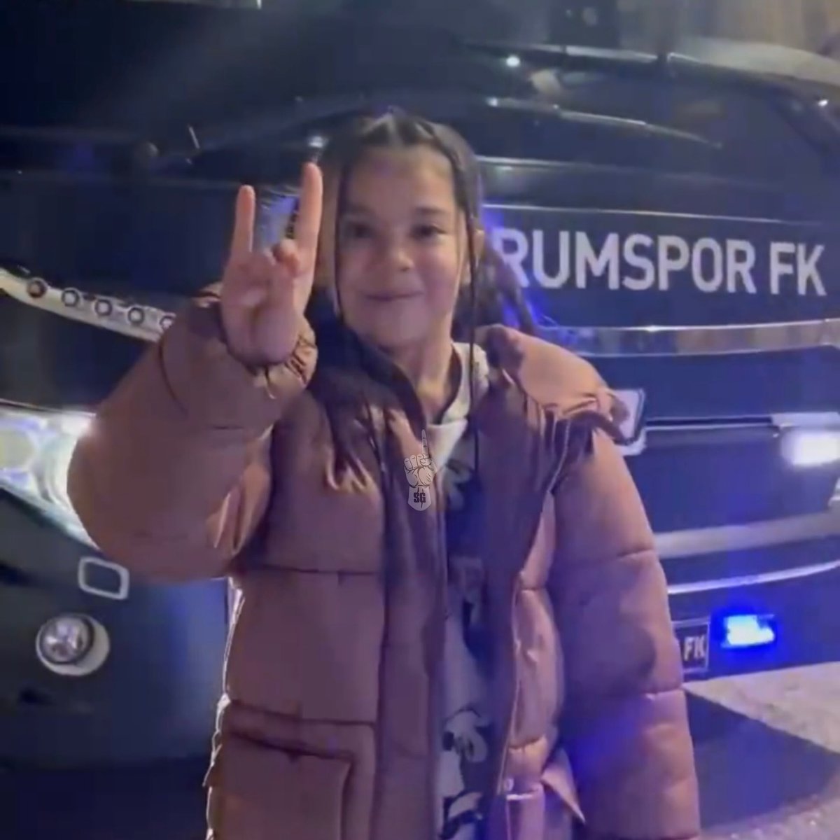 kultiginmedya's tweet photo. Erzurumspor - Amedspor maçında "bozkurt" işareti yapan Elif Berra:

 "İstiklal marşı okumuyorlardı, bende Bozkurt yaptım." https://t.co/Myj4eTG3Bs