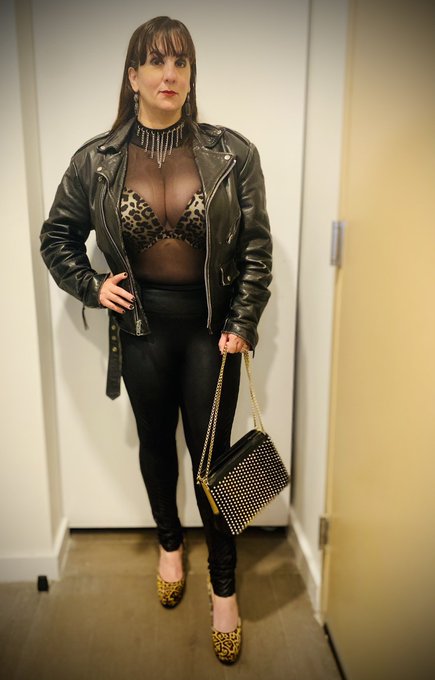 Yesterday night before a night out on the town.  . . #xenaromanova #leatherfetish #leatherweather #leatherfashion<a href="/tag/fashionable"class="tags"><span>&#35;fashionable</span></a><a href="/tag/fashioninspo"class="tags"><span>&#35;fashioninspo</span></a><a href="/tag/leatherfashion"class="tags"><span>&#35;leatherfashion</span></a><a href="/tag/leatherfetish"class="tags"><span>&#35;leatherfetish</span></a>