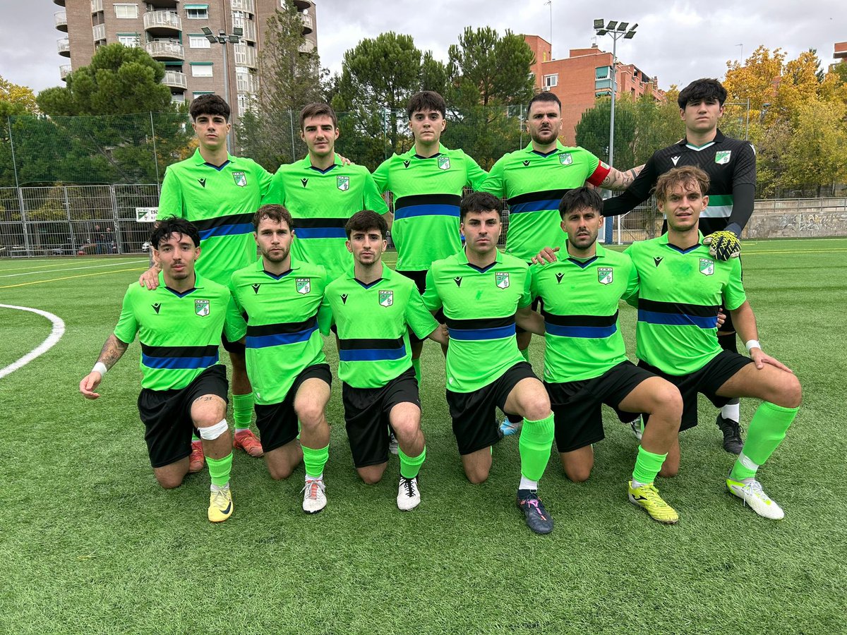 manute_8's tweet photo. Victoria clara ante el Rayo Vallecano C por 4-1 partidazo de todos , esta es la línea enhorabuena equipo 1-2-3 @efrv93 , destacar los 4 goles de Lucas @GradaSiete7 @FutbolRegionalM @Balon_Tierra https://t.co/neaWOhCBOH