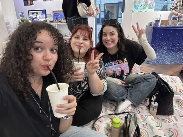 Gnanis_Noona's tweet photo. Thank you for going out of your way to make a place for us to sit and watch the Live together with our KMBB sisters. We had the best time, like I always do when I come to your cafe. 정말 감사합니다.💙🐳🐶🎂 https://t.co/pd7eznadMQ