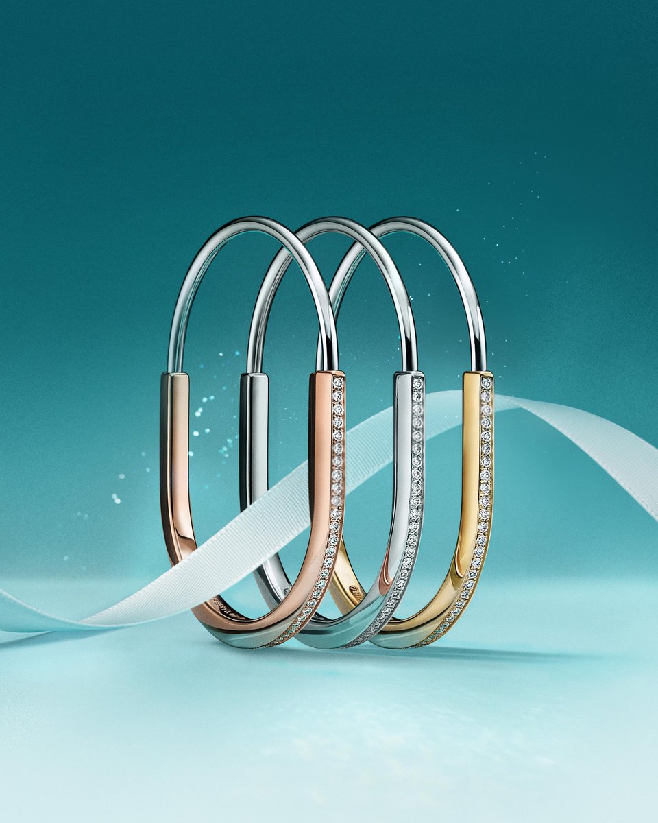 TiffanyAndCo's tweet photo. Lock by Tiffany keeps safe that which is cherished. Expertly crafted in 18k white, yellow and rose gold, these bracelets feature hand-set round brilliant diamonds that shine long after the holidays are over. Discover more: https://t.co/UyE9SlpBqx #TiffanyAndCo #ATiffanyHoliday https://t.co/moPPUXYuPB