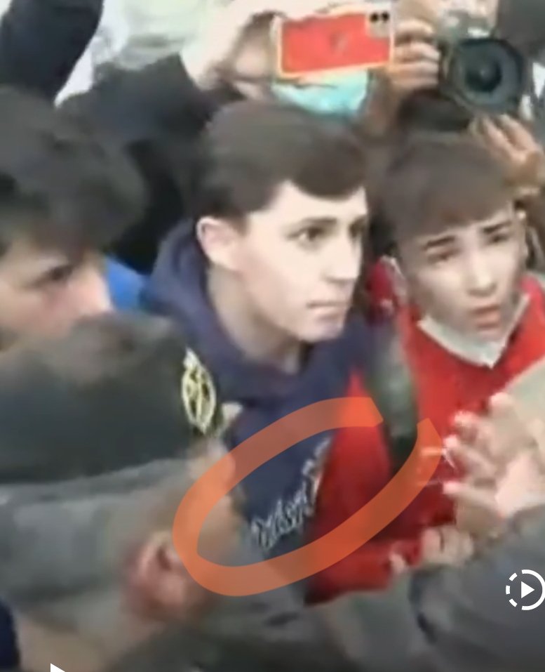 manelmarquez's tweet photo. La derecha y los fascistas estaban presentes cuando el rey ha parado un momento para hablar con "unos jóvenes".
Estos jóvenes como otros, que estaban presentes durante las agresiones eran ULTRADERECHISTA de organizaciones que conocemos.
¡Al fascismo hay que pararle los pies, ya! https://t.co/r70grW3NLN