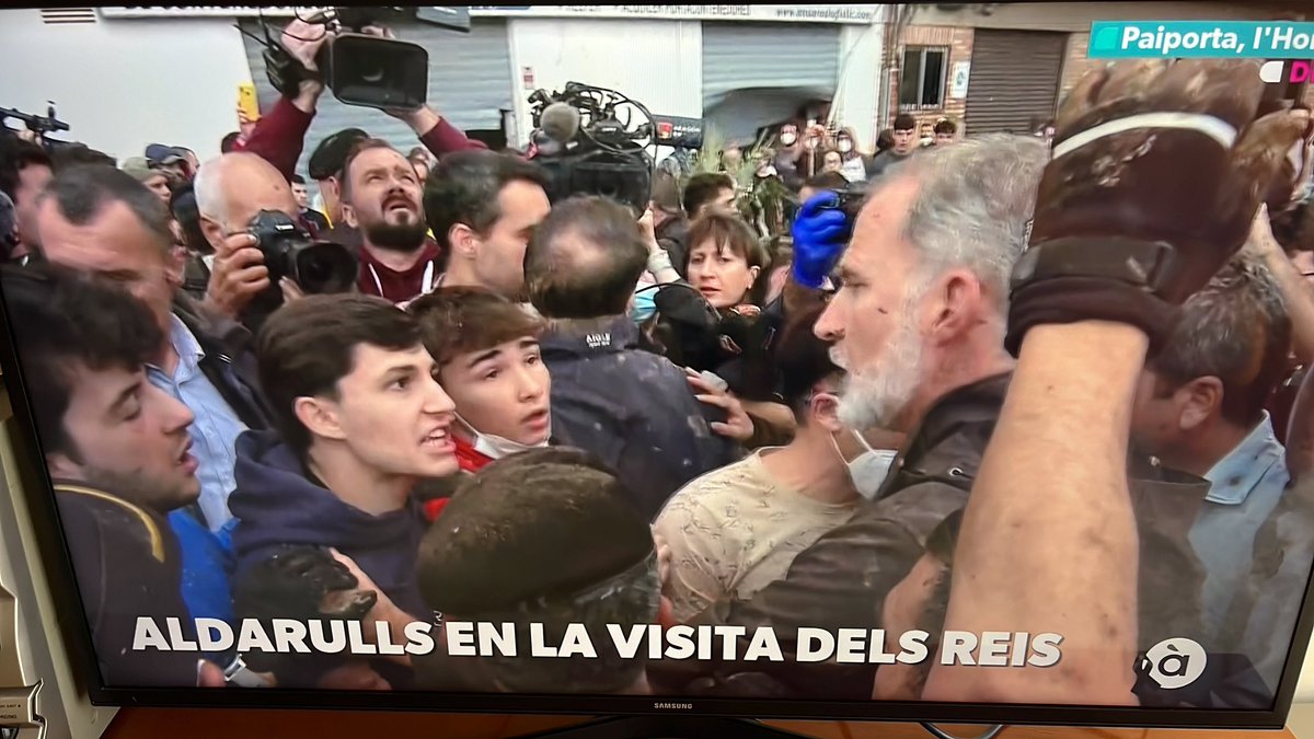 manelmarquez's tweet photo. La derecha y los fascistas estaban presentes cuando el rey ha parado un momento para hablar con "unos jóvenes".
Estos jóvenes como otros, que estaban presentes durante las agresiones eran ULTRADERECHISTA de organizaciones que conocemos.
¡Al fascismo hay que pararle los pies, ya! https://t.co/r70grW3NLN