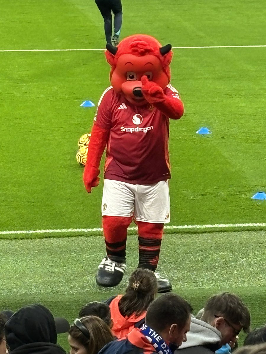 Cherd1959's tweet photo. Think #FredtheRed reckons #MUFC will beat @ChelseaFC 1-0 today!
Glory, gloryβ¦
@ManUtdMEN @ManUtd https://t.co/ipCYCS9JZ5