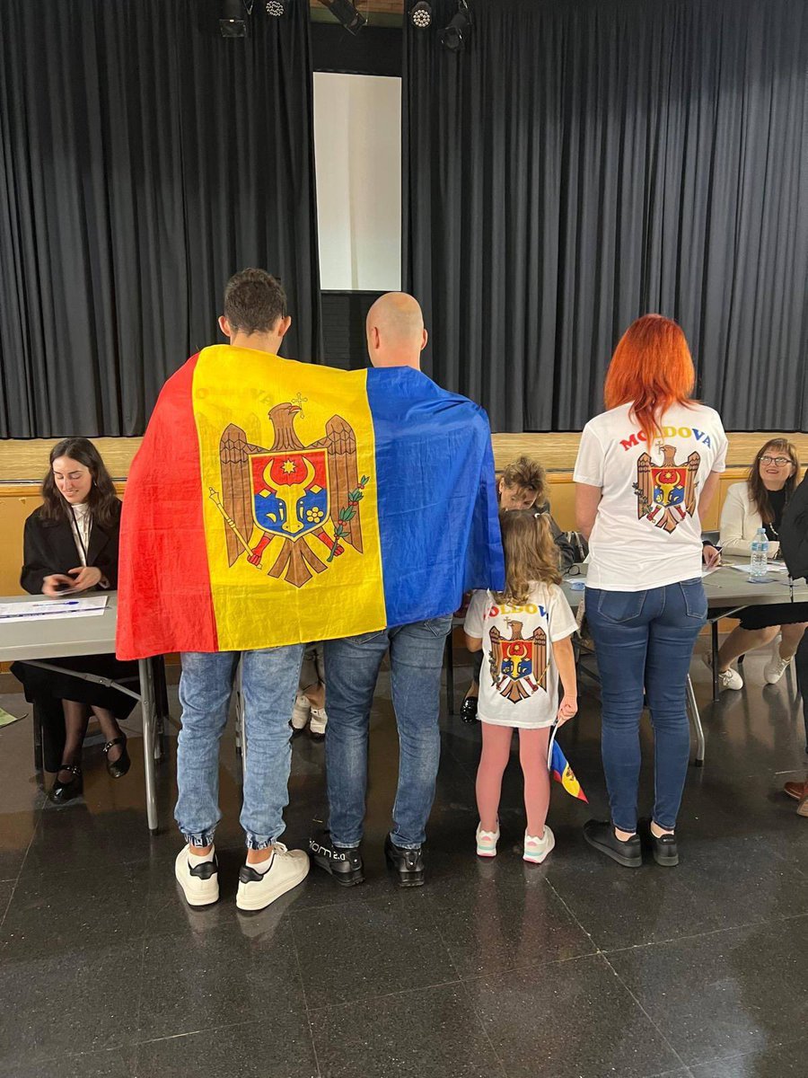 Moldovan diaspora just broke the all time turnout record of 263,188 voters. Despite fake bomb alerts at several polling stations in Europe (likely perpetrated by (pro)Russian elements), Moldovans remain resolute in their quest for freedom and democracy!