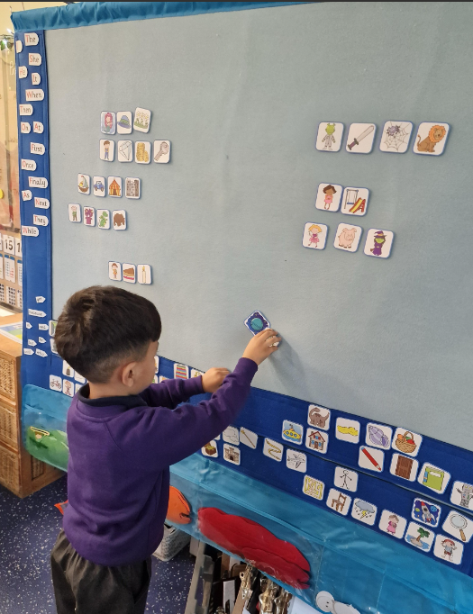 shipley_ce's tweet photo. Reception have been busy using @MightyWriter_UK to construct simple sentences @WeAreBDAT #foundationstage #eyfs #reception #mightywriter #writing #engagement #sentenceconstruction https://t.co/7iLHw9fPfV