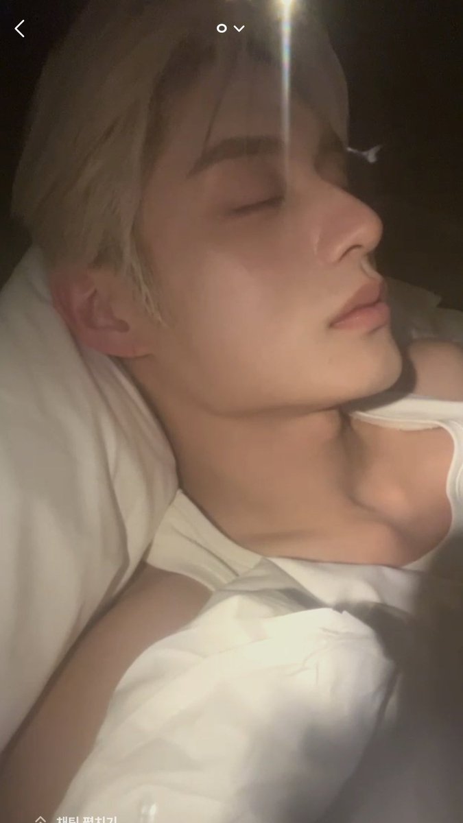 jiwoongiez's tweet photo. HIS JAWLINE IS CRAZY… https://t.co/KoqpXzxObL