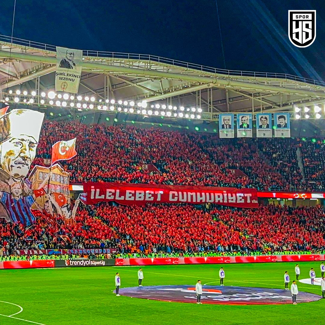 yenisafakspor's tweet photo. 📸 Trabzonsporlu taraftarlar, Fenerbahçe maçı seremonisinde iki koreografi açtı:

🔹 "Bu yol umudun, cesaretin yolu. Daima onurlu, daima gururlu"
🔹 "İlelebet izinde, ilelebet Cumhuriyet" https://t.co/LPb1jH1XbT