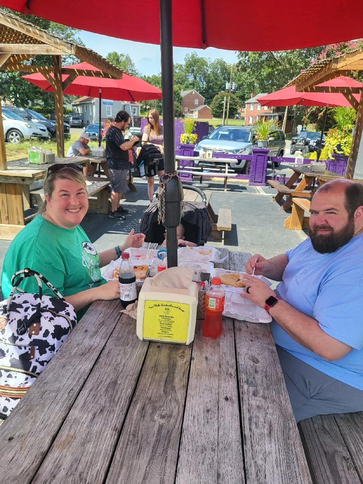 TwoChixs's tweet photo. Happy Sunday! Come on down and say hi! Come check out our delicious menu, or order online!
We are open 11AM - 7 PM today
*
📷704-560-9711📷
*
📷 102 S Main st. Belmont 📷
*
📷Order ahead https://t.co/bpcX1Q6vMB https://t.co/l8CM7afjN7