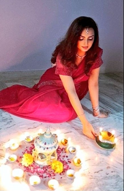 SaffronSharma_'s tweet image. I don&apos;t know what good karma from my past lives has brought me born in to a Hindu family. I wish I could comprehen my gratitude.
Thank you Sanatan for giving me so many beautiful enriched meaningful festivals to celebrate. 💖 
#BlessedBeyond