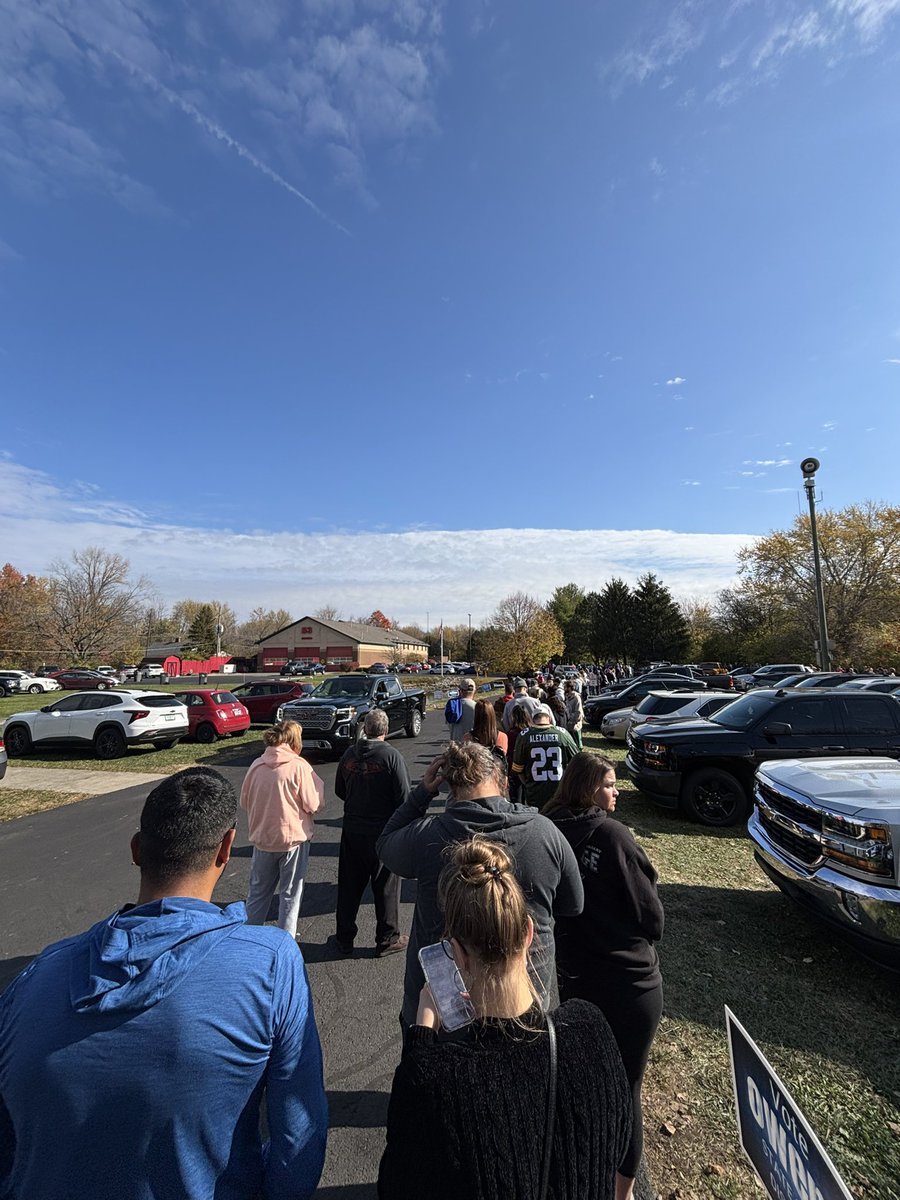 aahilliker's tweet image. 20 minutes. Now on the “main stretch” of the voting line. #election2024 #INVotes