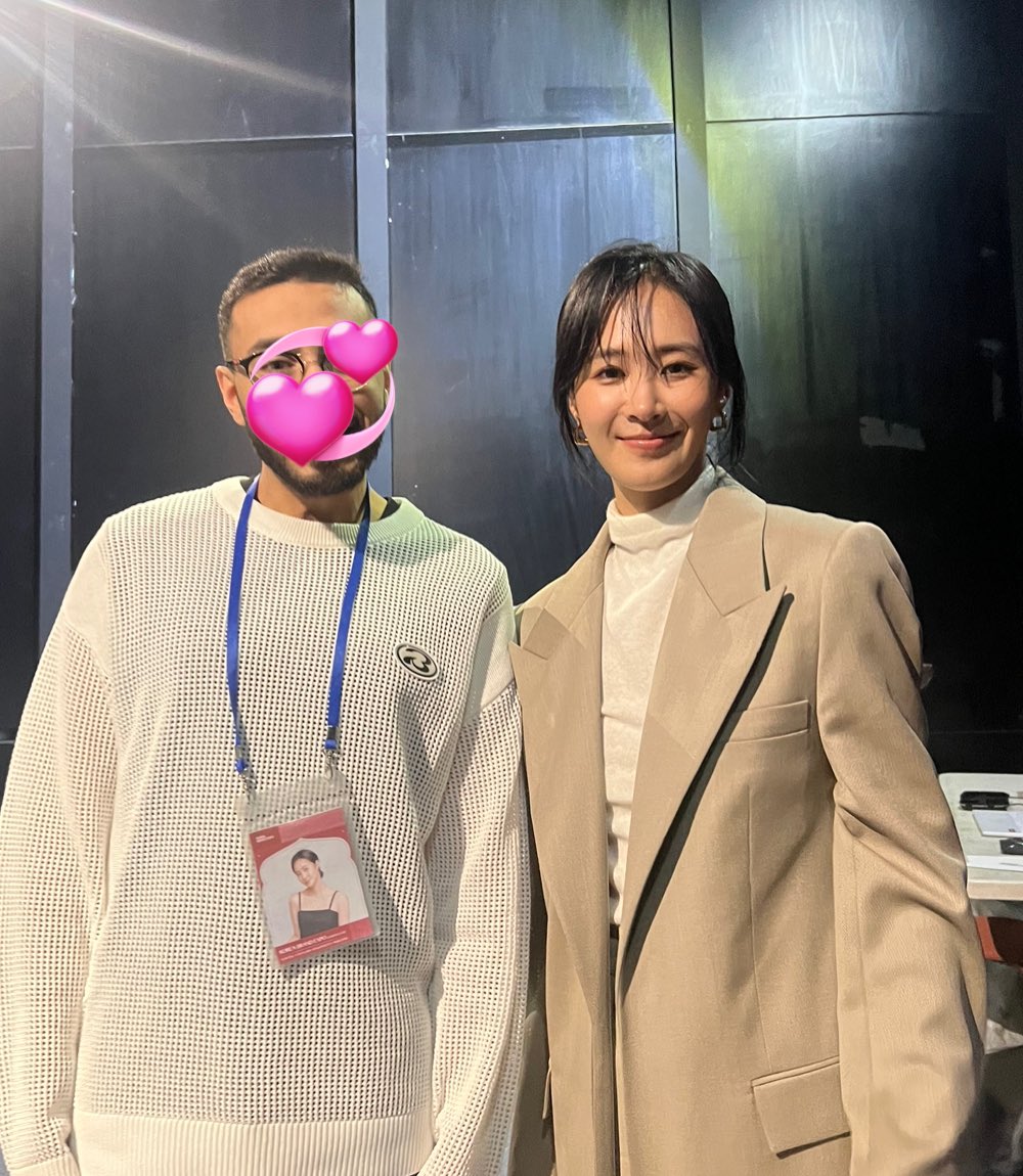 bndr666_'s tweet photo. After 17 years of being a fan, I can’t believe this moment happened🥹🩷 #kwonyuri https://t.co/WTKpwmsJwV