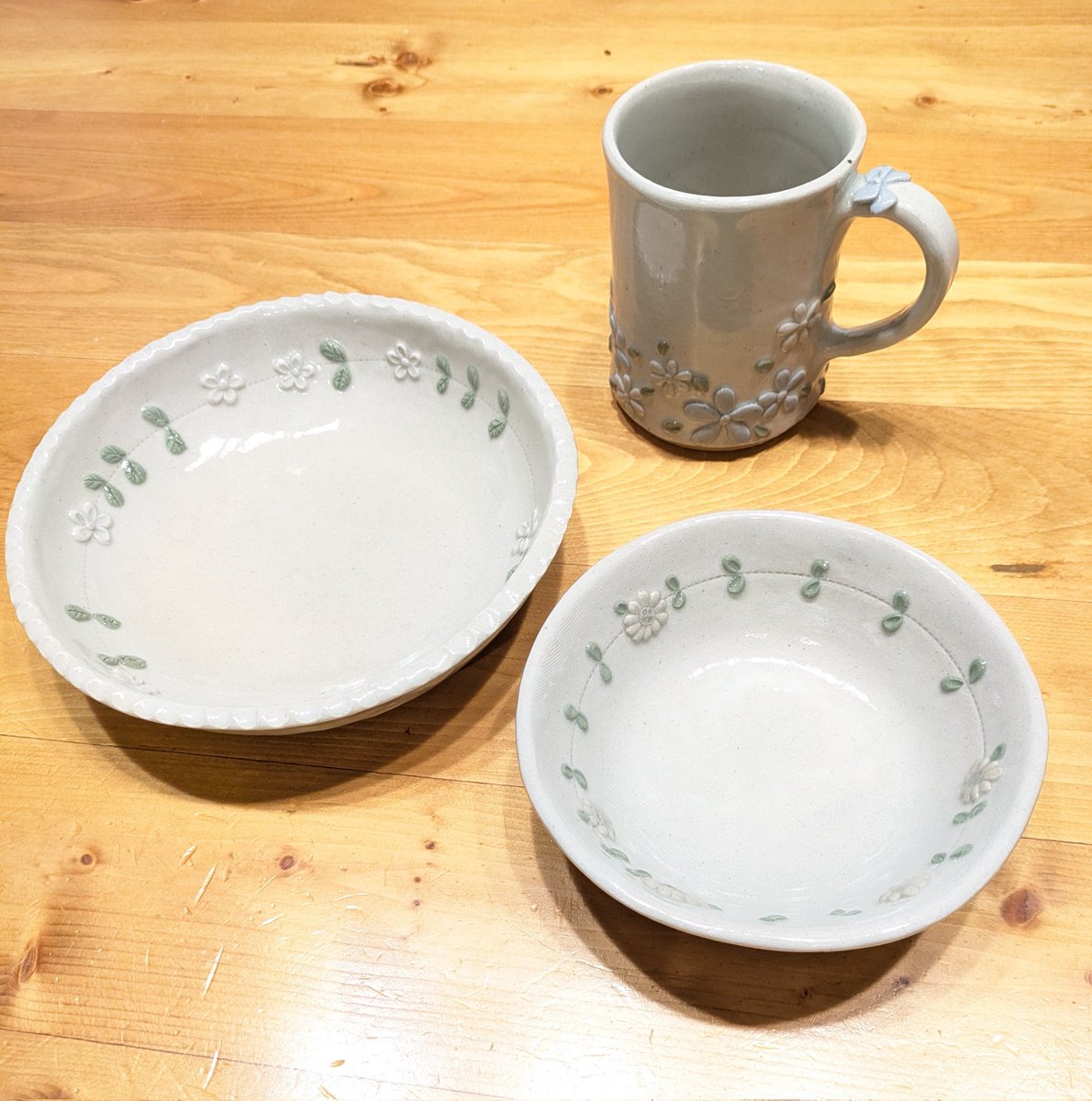 marimame5's tweet photo. 益子陶器市！
最近わたしの中でブームがきてる文鳥＆シマエナガの小物を発見𓅫ピンズは明日付けていこうー
遊心窯さんの、5月に買えなかったグレーのお花マグカップ今回はゲット出来ました🥹フチがギザギザのお皿は可愛くて即決でした https://t.co/XrsbxtfTBJ