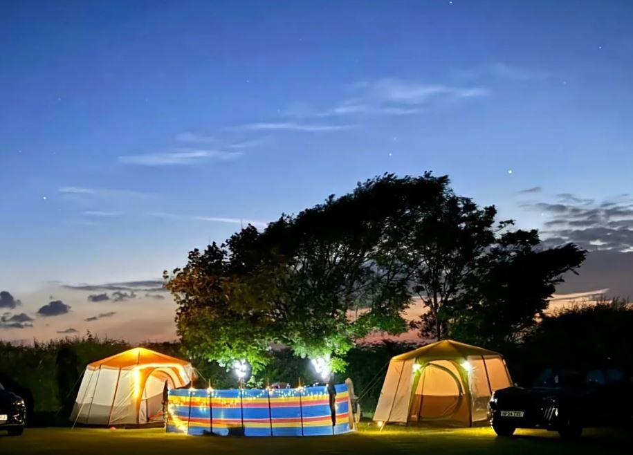 Camping_Direct's tweet image. Situated just outside the village of Oxwich, near Swansea in Glamorgan, Greenways of Gower offers incredible views overlooking Oxwich Bay and a wide range of top-notch facilities.
camping-directory.uk/2193 
#PremierLeisurePark #OxwichBay #GowerPeninsula #CampingLife @GowerCamping