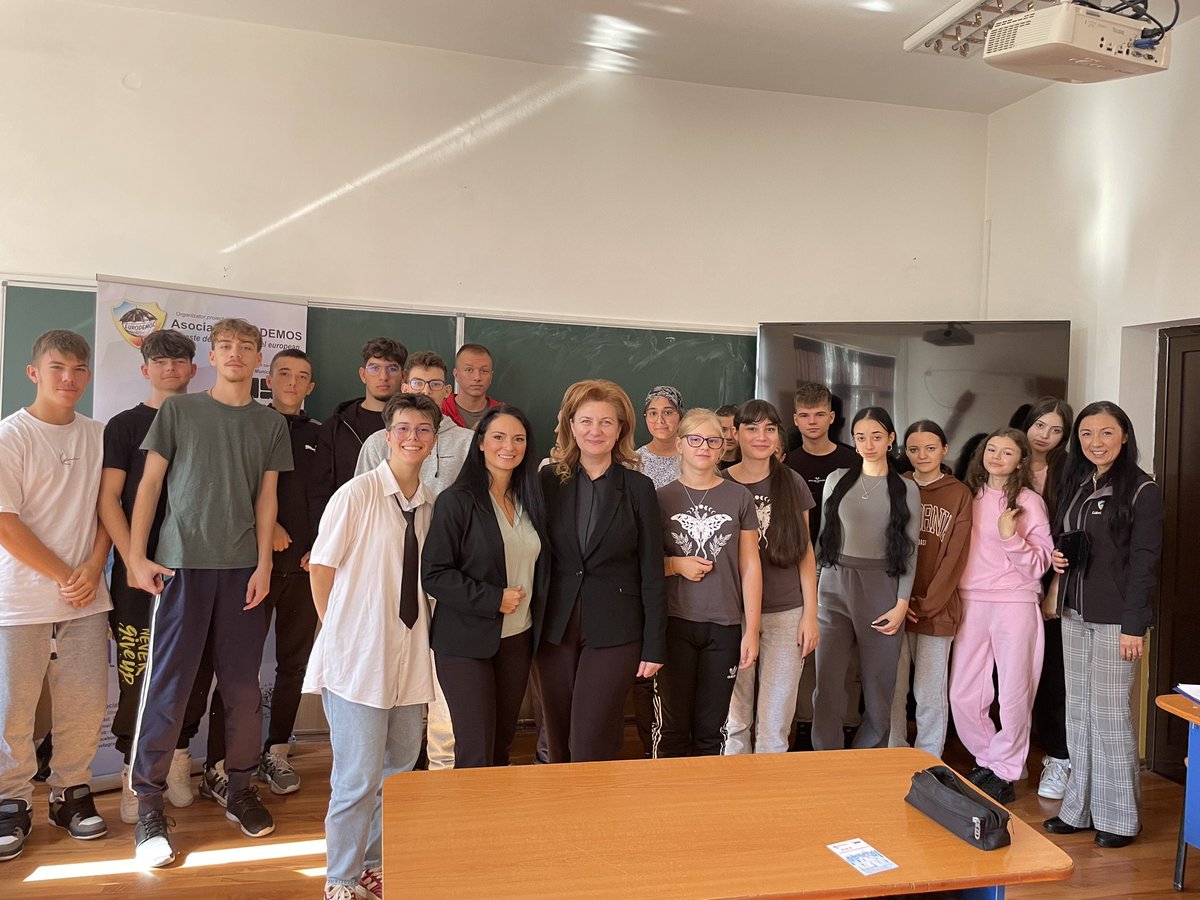 EuroDEMOS's tweet photo. 📷 #Comunitatea le apartine si tinerilor.
📷 Procesul #decizional are efecte si asupra tinerilor.
📷Echipa #PACT #EuroDEMOS a invitat tineri de la @Liceul Tehnologic Economic de Turism Iasi sa-si imbogateasca cunostintele despre educatia civica.
📷Multumim prof. Madga Culbec https://t.co/yO4T1p0zAh