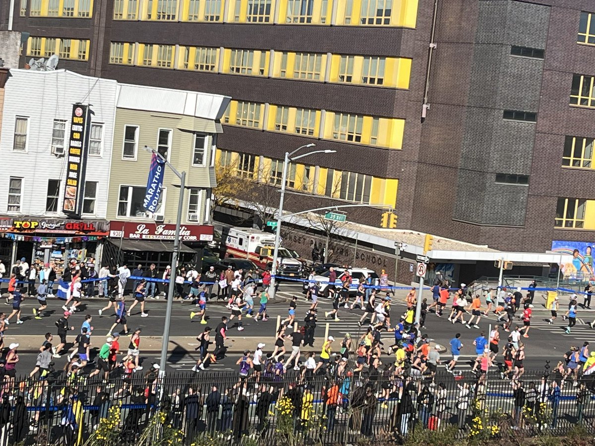 eksheltone's tweet photo. The New York City Marathon at 35th St. and 4th Avenue in Brooklyn. Full crowds going through at 10:30ish… https://t.co/kjqgSrT6fe