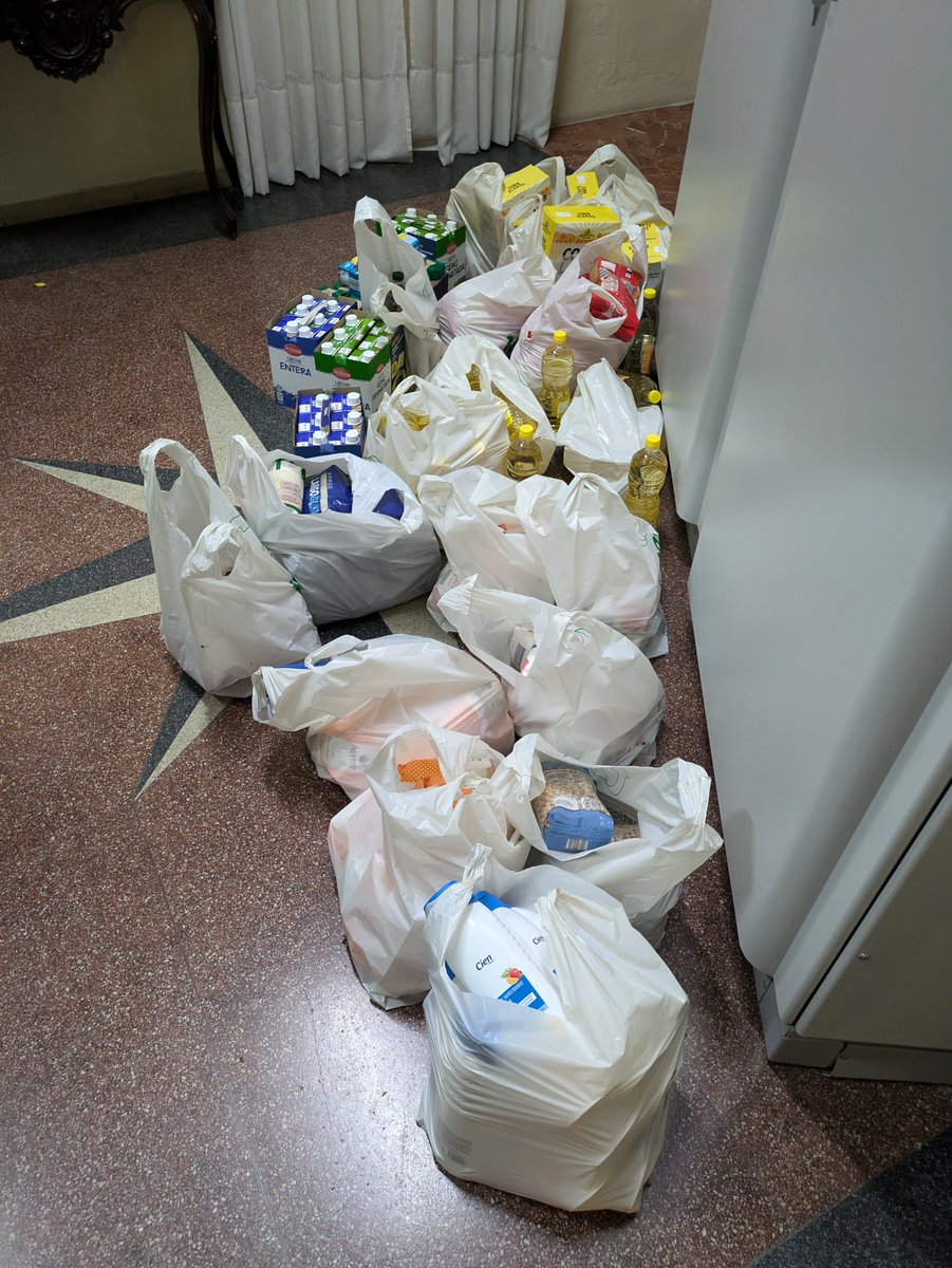 mayordonbosco's tweet photo. Esta semana teníamos la primera oración colegial de este #curso202425 con la recogida de alimentos y de solidaridad destinados a las Hermanas de la Cruz y su obra social en favor de los más necesitados.
#HermanasdelaCruz🙌🙌🙌 https://t.co/R0GqGYWCcf